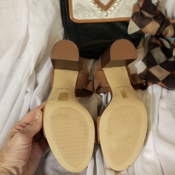 NWOT Sz 9 Tan Leather Chunky heels - Picture 3 of 6